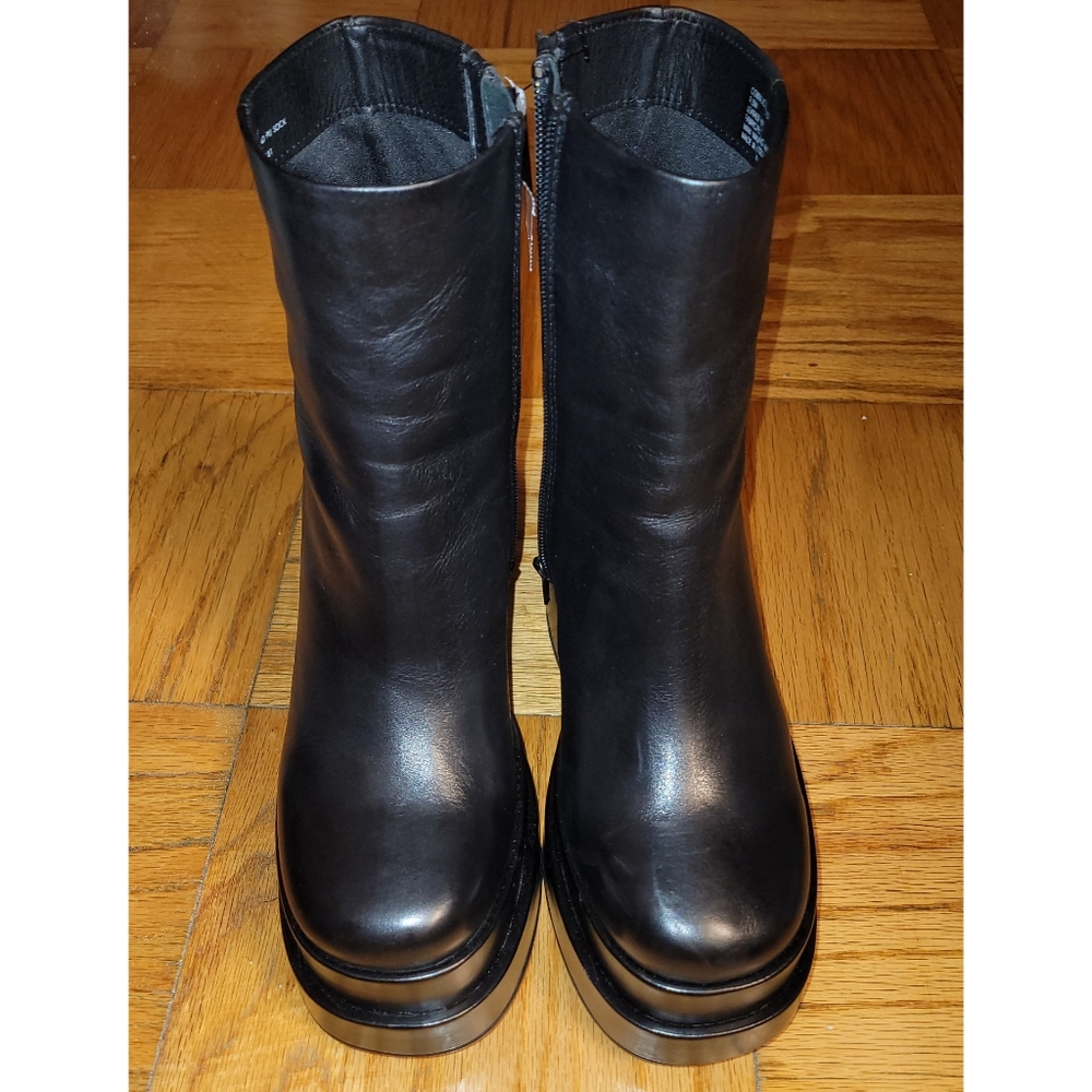 Preowned Steve Madden Cobra Platform Boots in size 9.5 color Black.